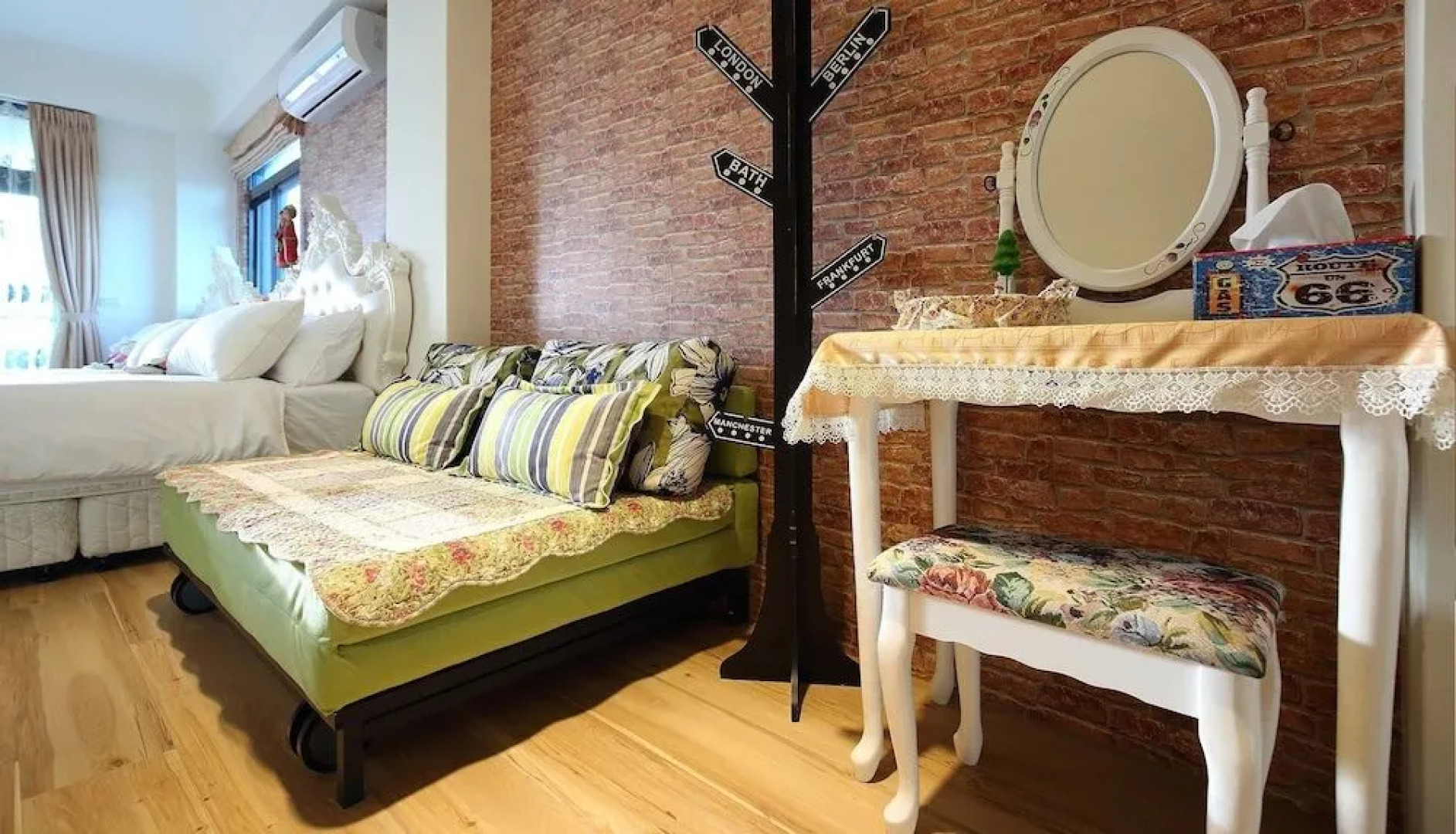 Textile Girl Romantic Homestay