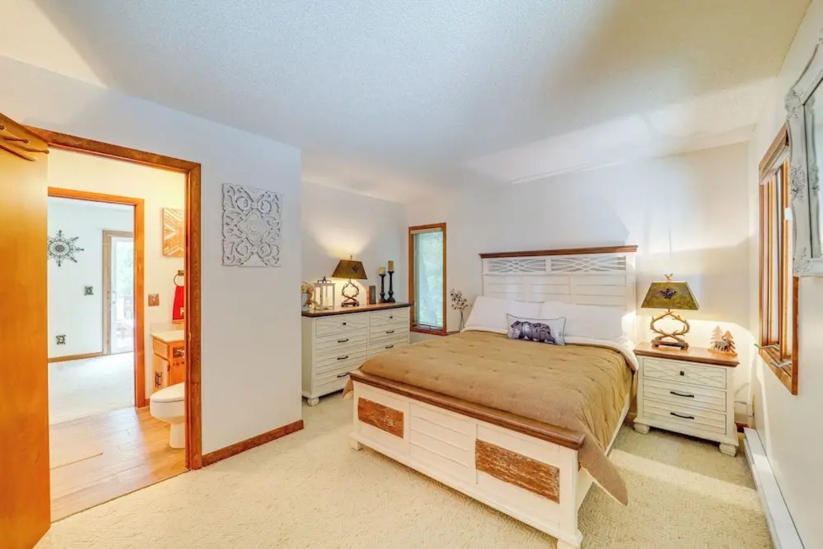 1 Mi to Otter Falls: Mtn-view Gem w/ Deck