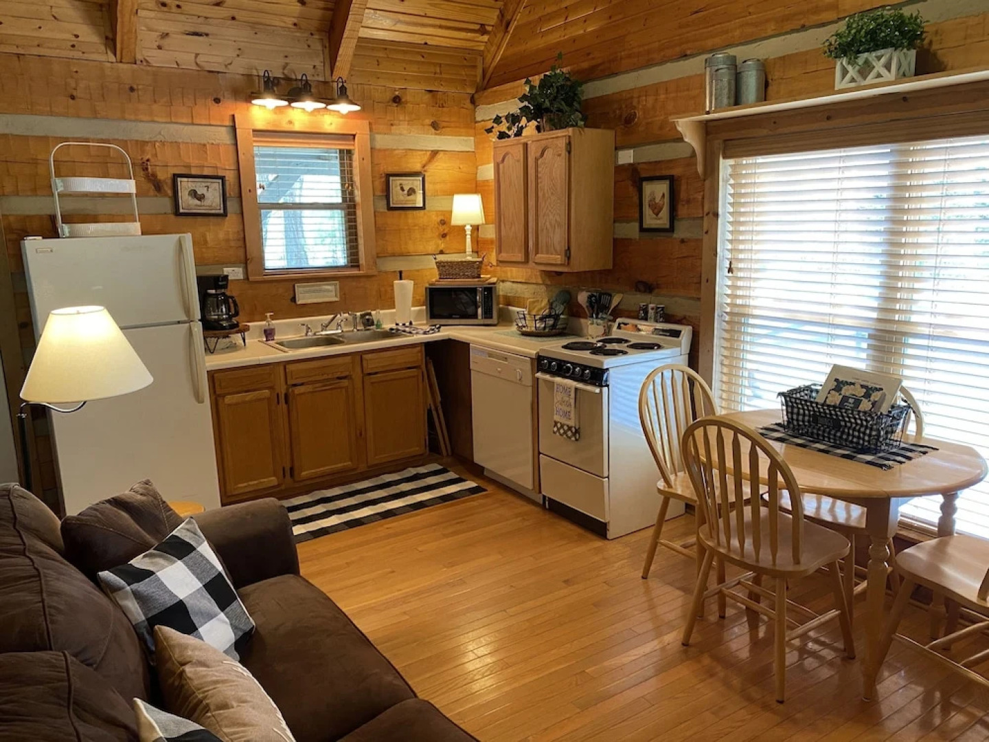 Sweet - 2 Bedrooms, 2 Baths, Sleeps 6 Cabin by RedAwning
