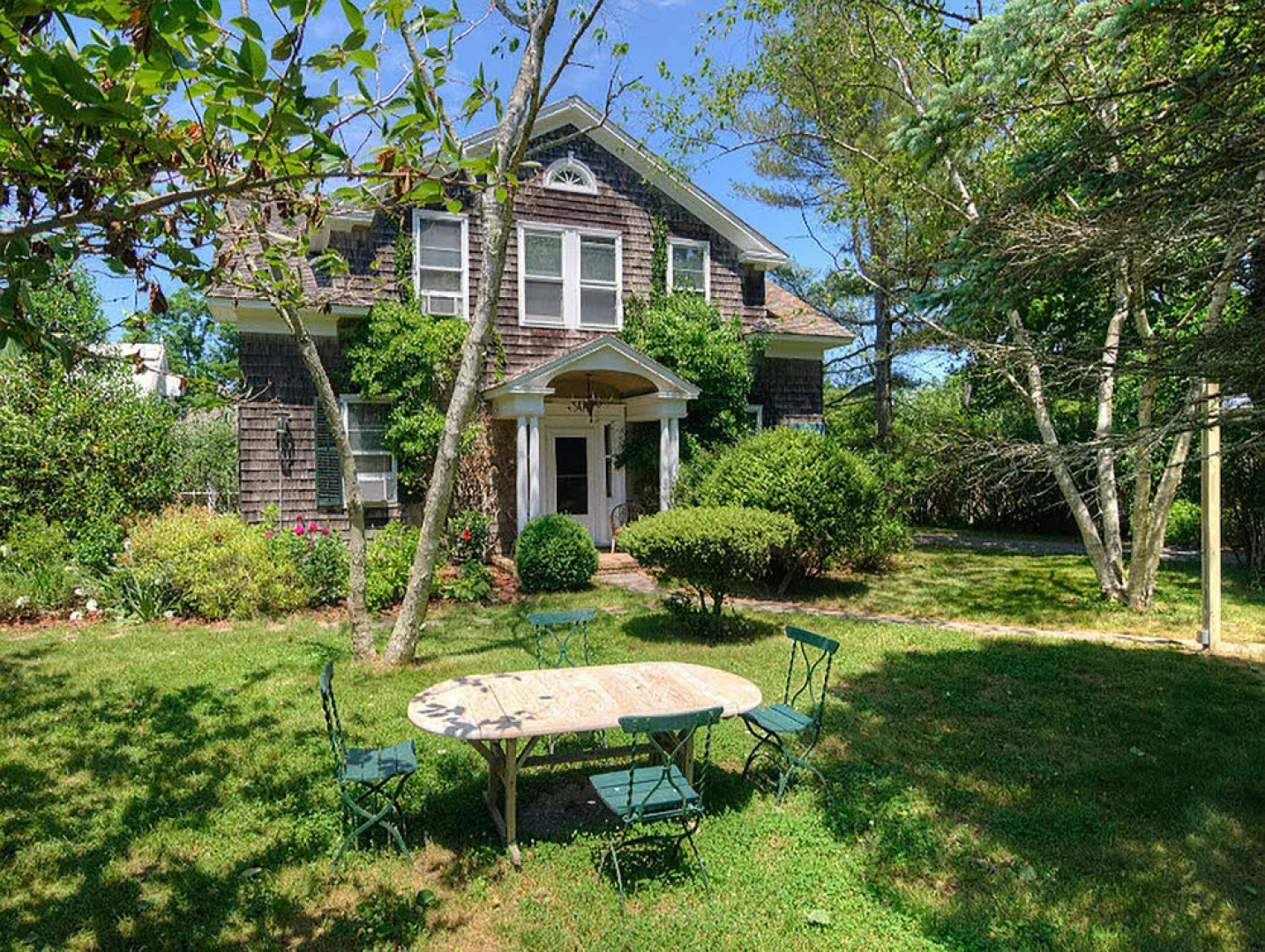 Village Latch Inn Hotel