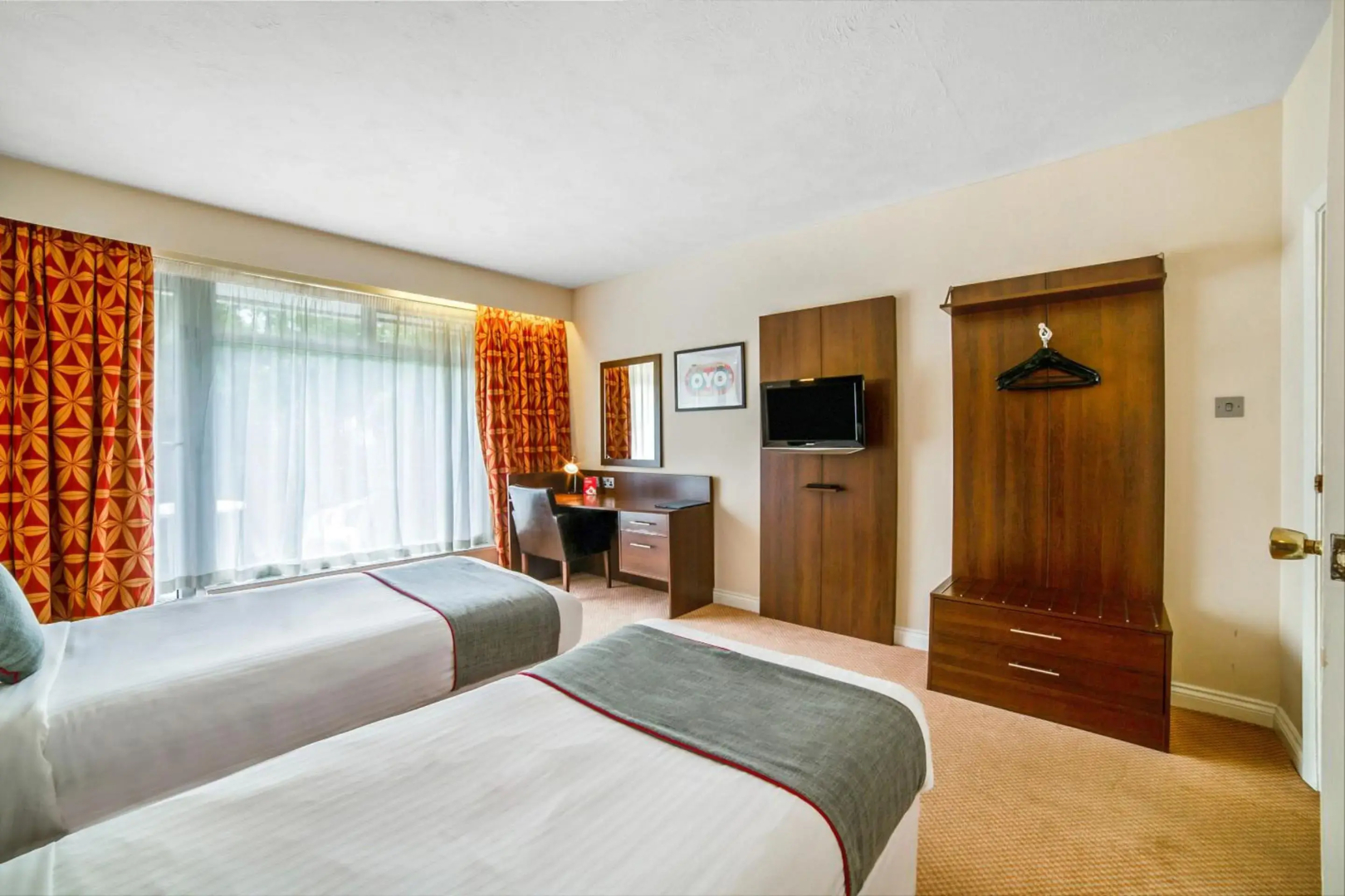OYO The Bridge House Hotel