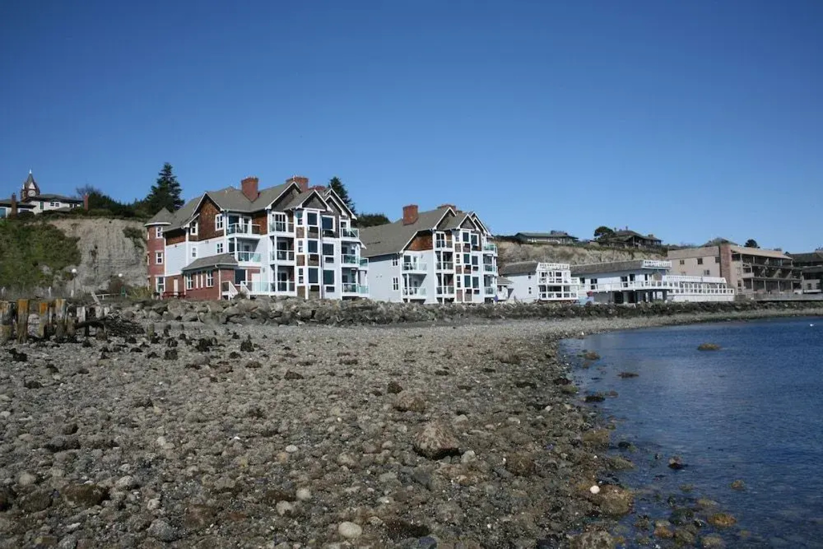 Tides Inn & Suites