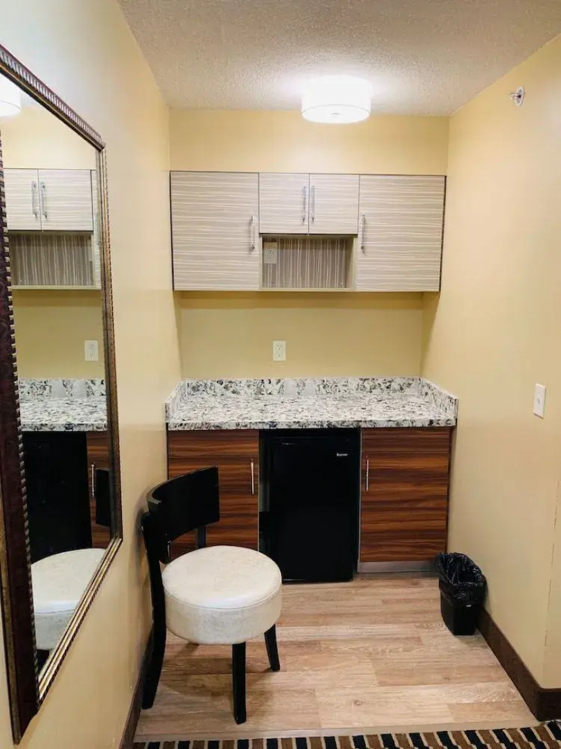 Motor City Inn & Suites