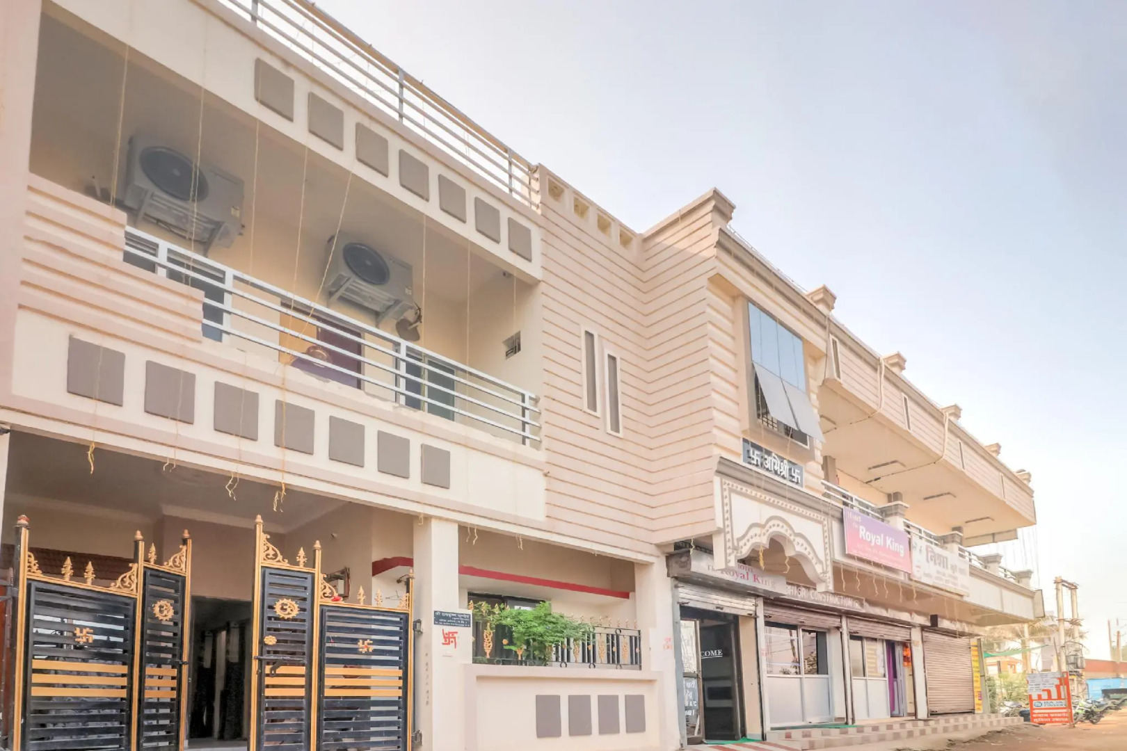 OYO Flagship 49182 Hotel The Royal King