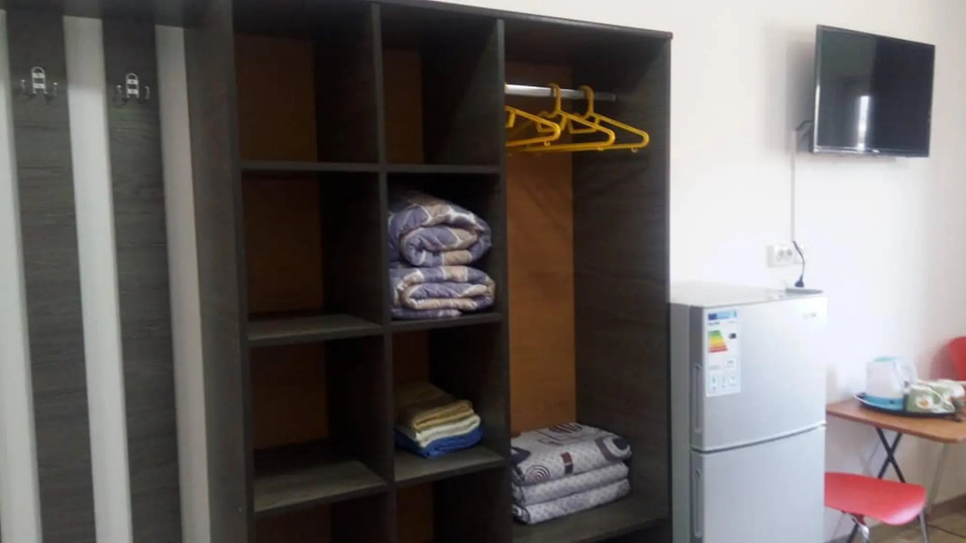 Два абрикоса