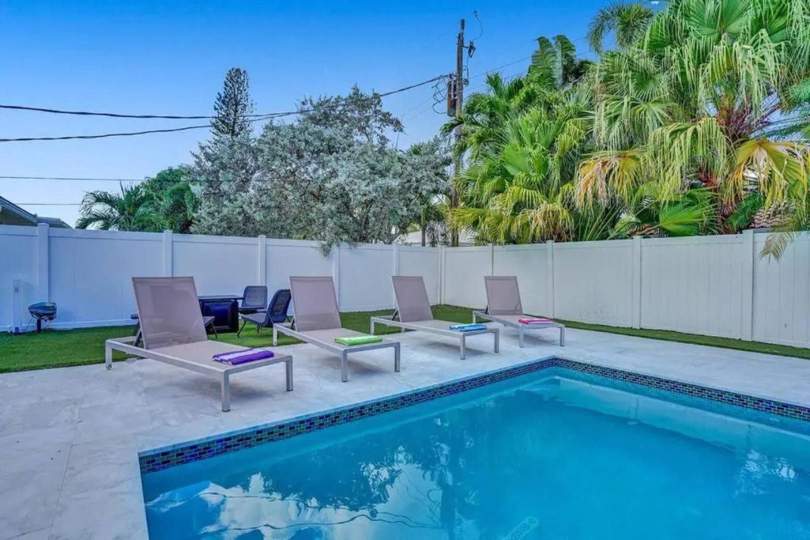 Stunning 4 Bedrm New Pool+Jacuzzi 1 Mile to Beach