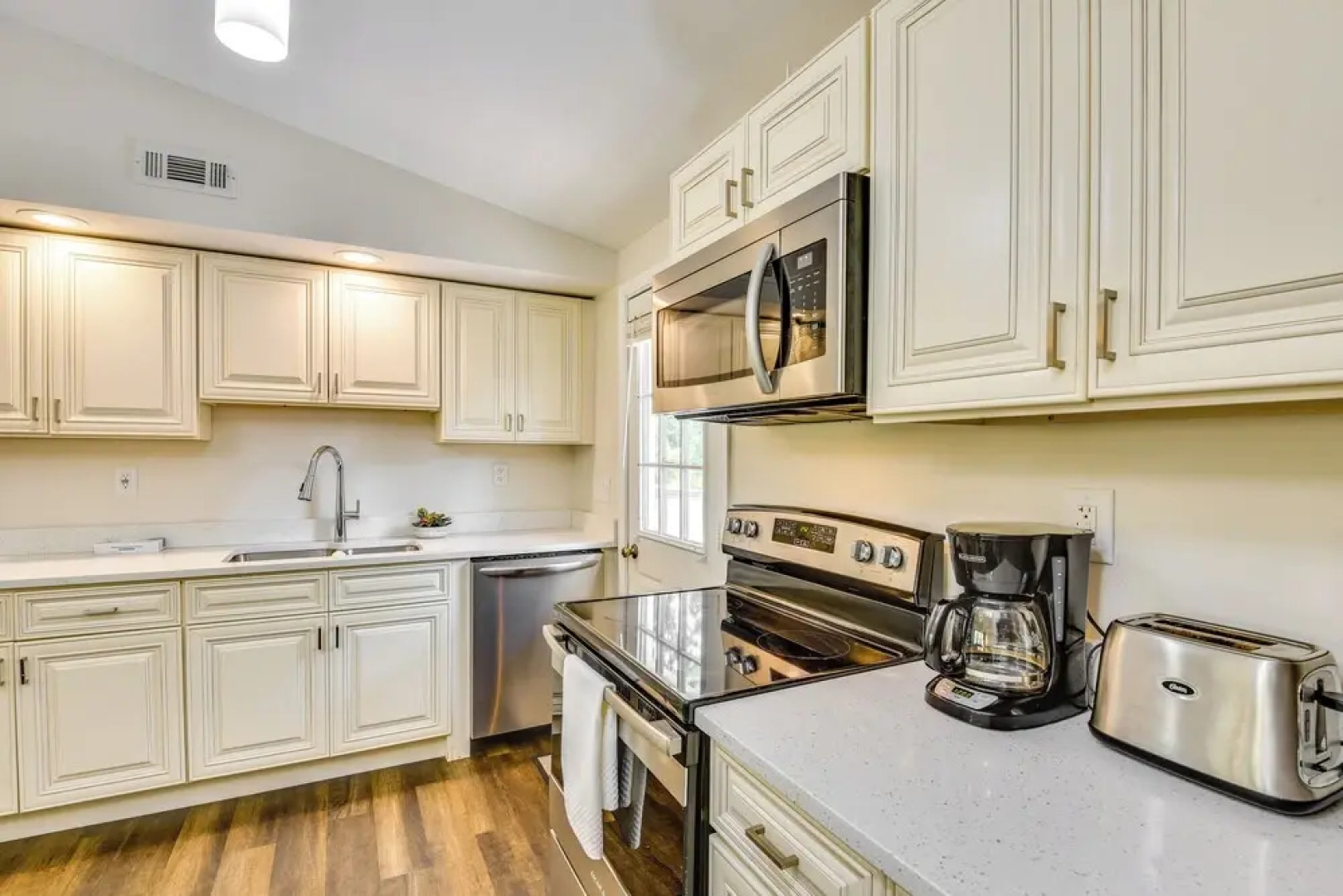 2 Mi to Lake Michigan: Pet-friendly Sawyer Apt