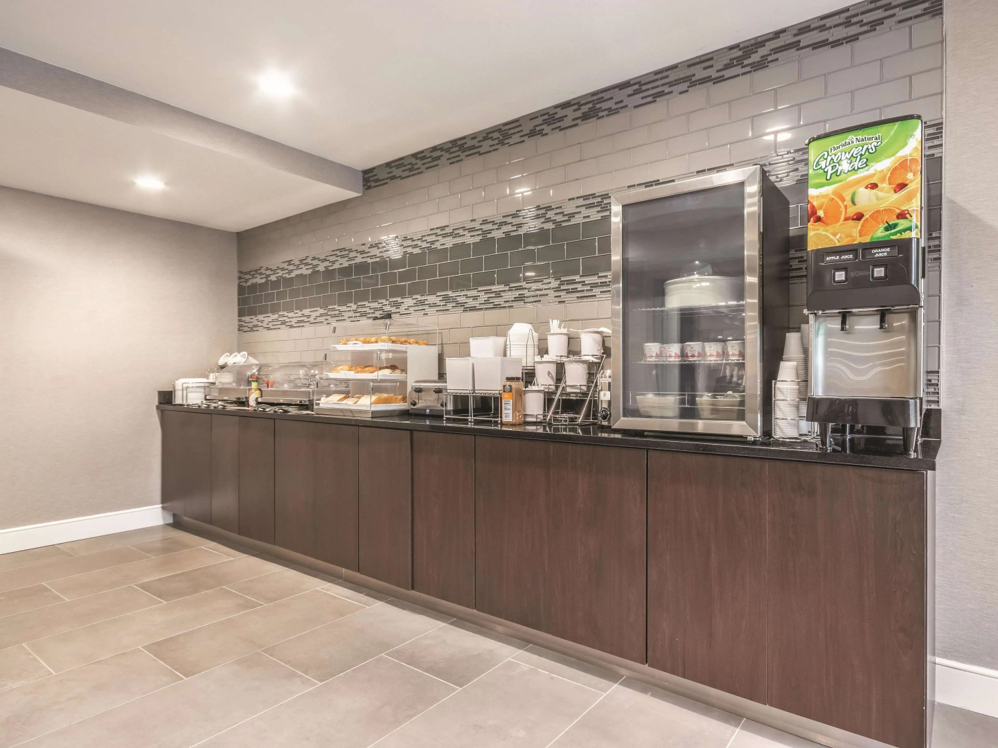 La Quinta Inn & Suites by Wyndham Hartford - Bradley Airport