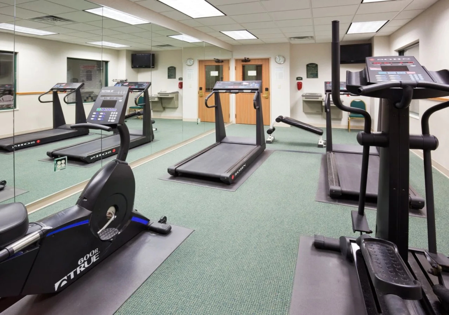 Holiday Inn Express & Suites New Berlin by IHG