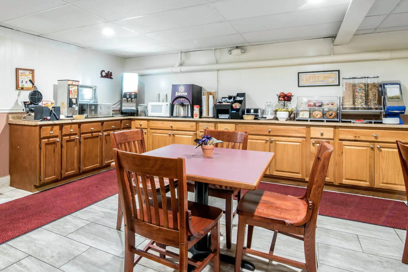 Econo Lodge Inn & Suites