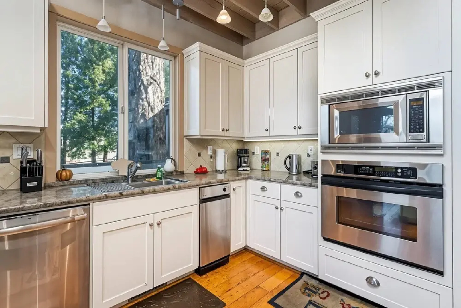 Casa Cassaretto - This Beautiful Lakefront Home is Only 50 yards from Marina Beach by Yosemite Region Resorts