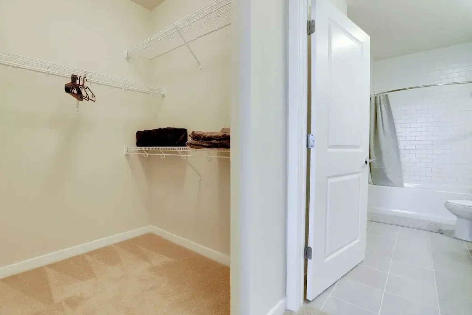 Apartment 15-Min Walk to Metro