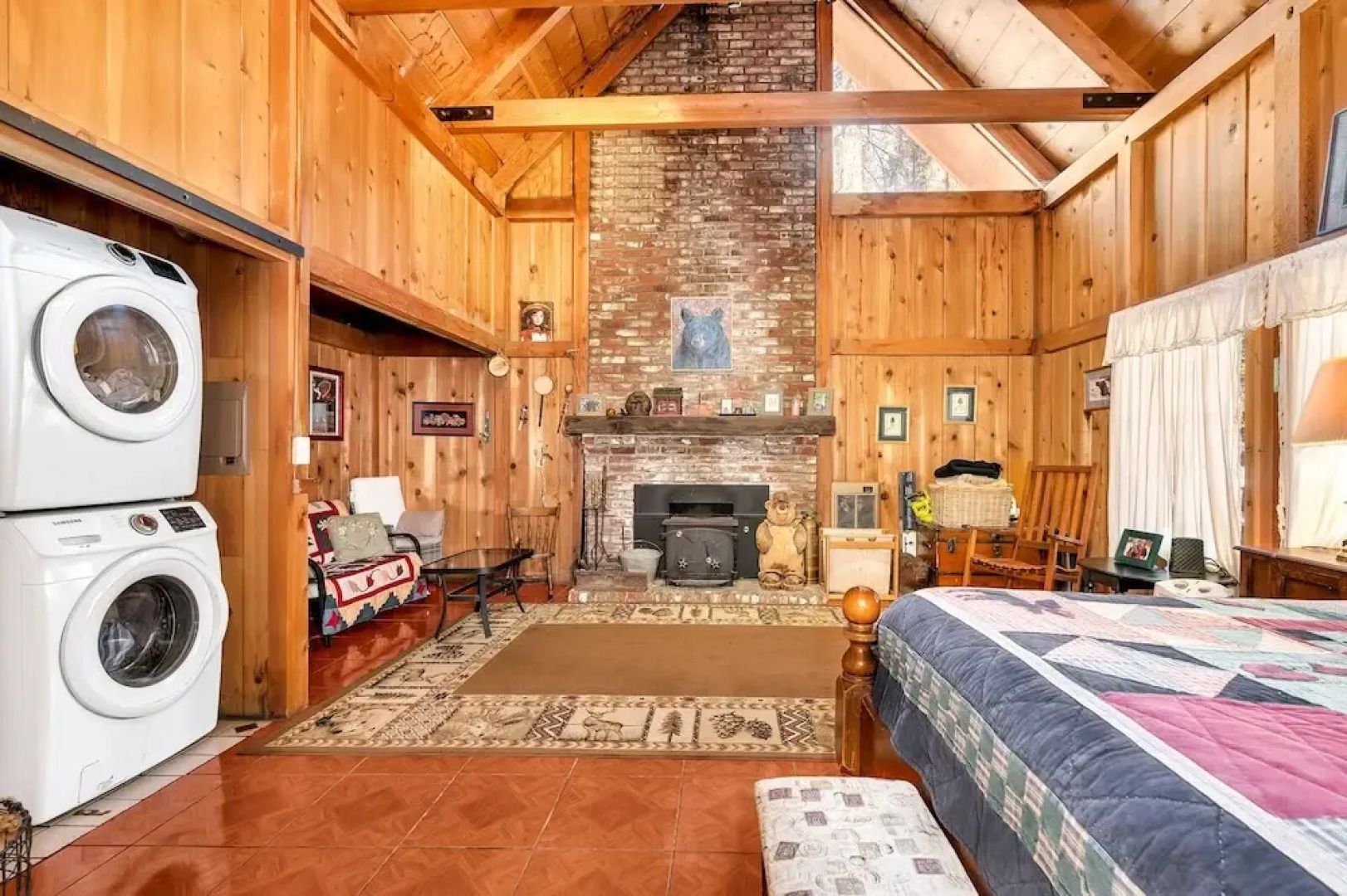 Rustic Knotty Pine - Minutes to the Water!