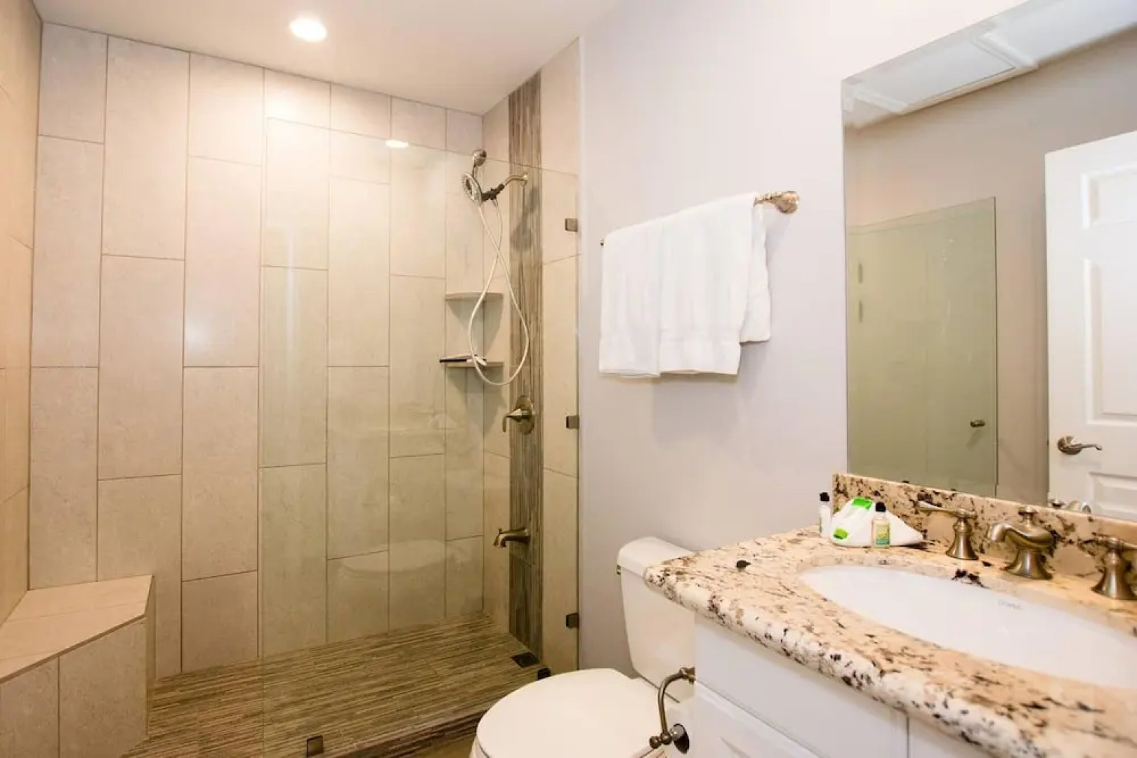 Elegant 2-BD Condo with Pool