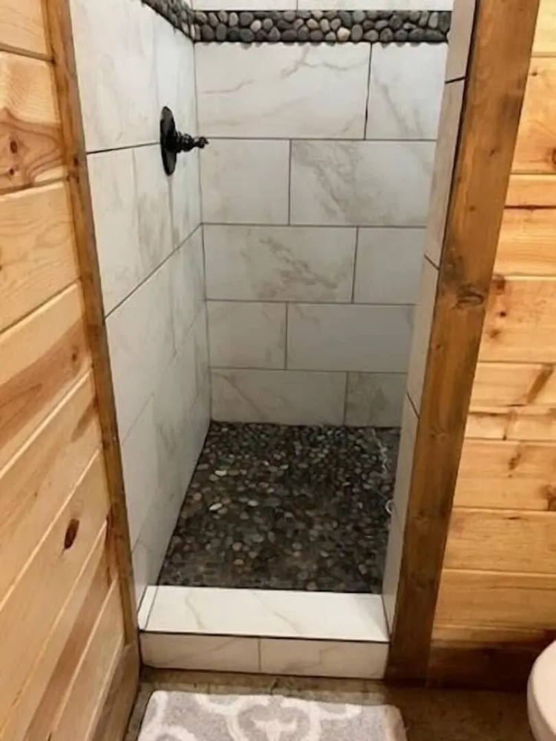 Stained Glass Hill includes Free WiFi, Parking Onsite, Private Hot Tub, and BBQ by RedAwning