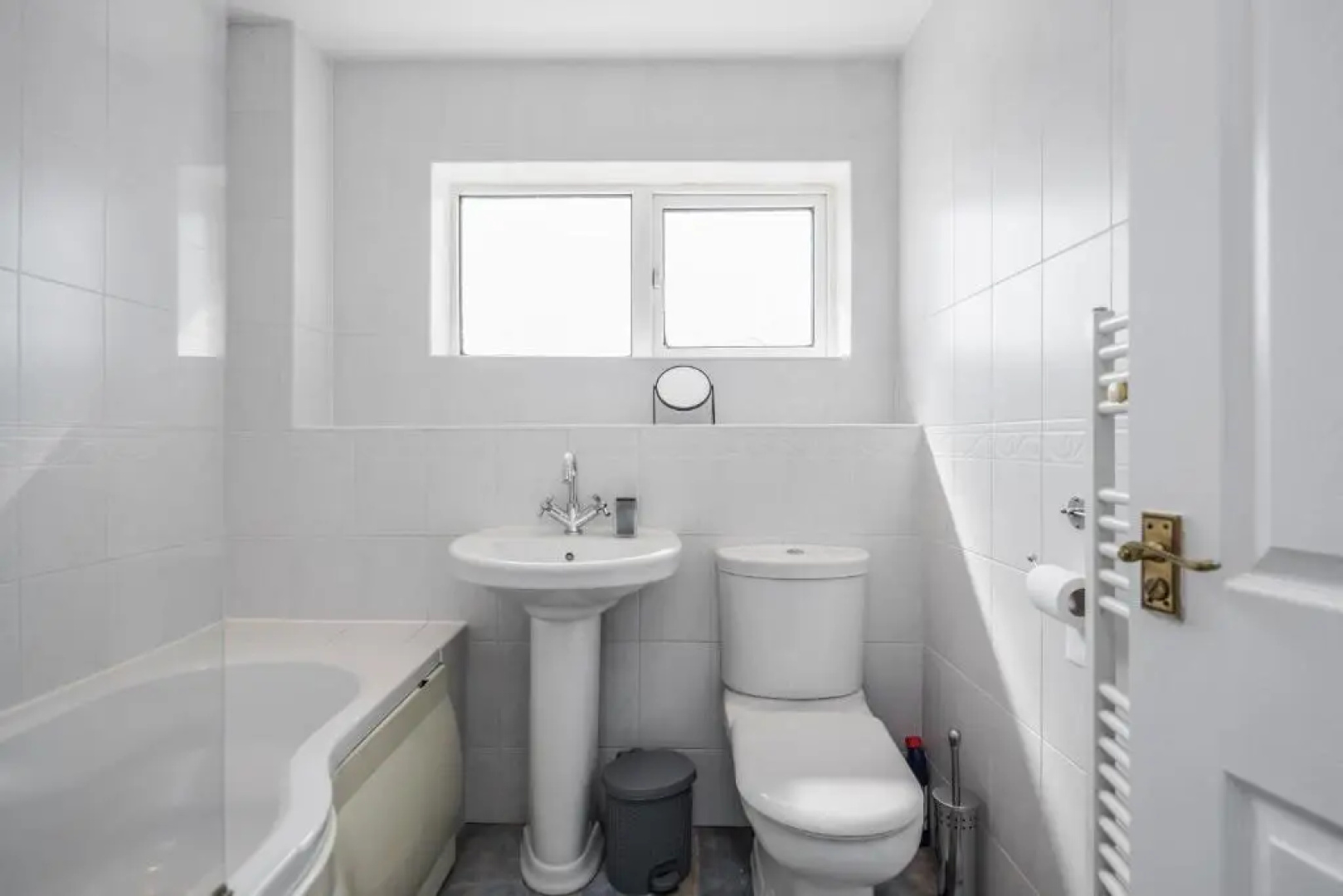 TMS Spacious 3-bed House! Tilbury! Free Parking!