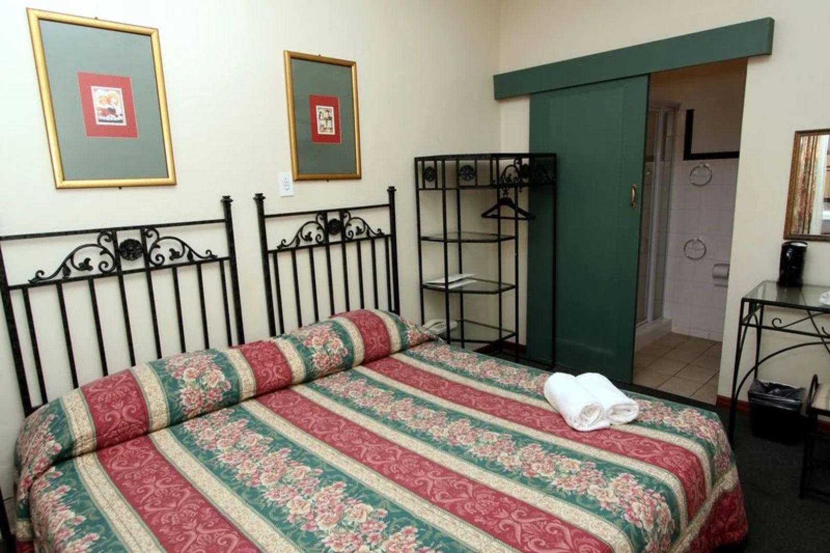 Kat Leisure Windsor Cabanas Courtyard