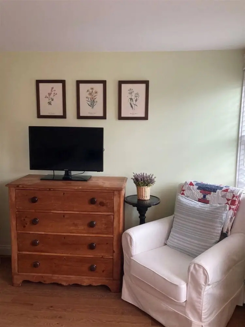 North Sebago Charmer Limit 10 3 Bedroom Home by RedAwning