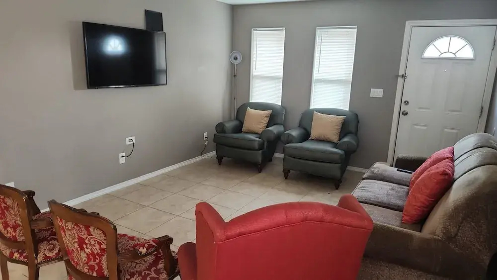 2 Bedrooms Apt Near Univeristy