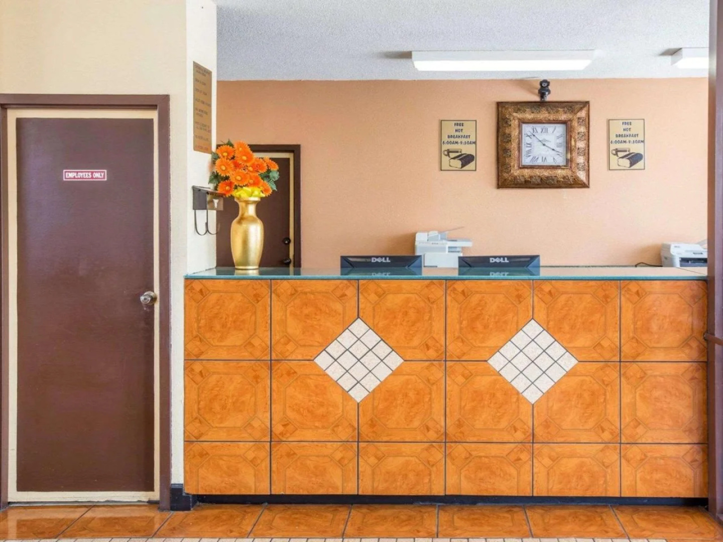 Econo Lodge  Inn & Suites Macon West