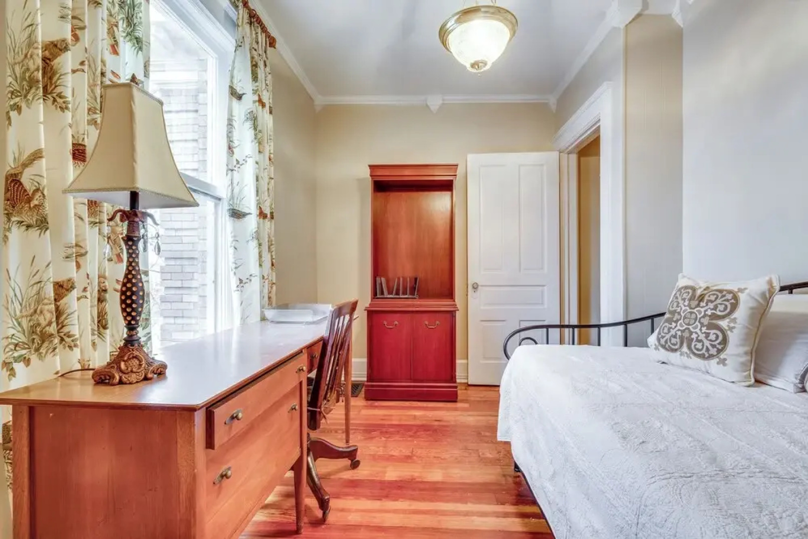 Walk to Garden & Restaurants: Zanesville Apartment