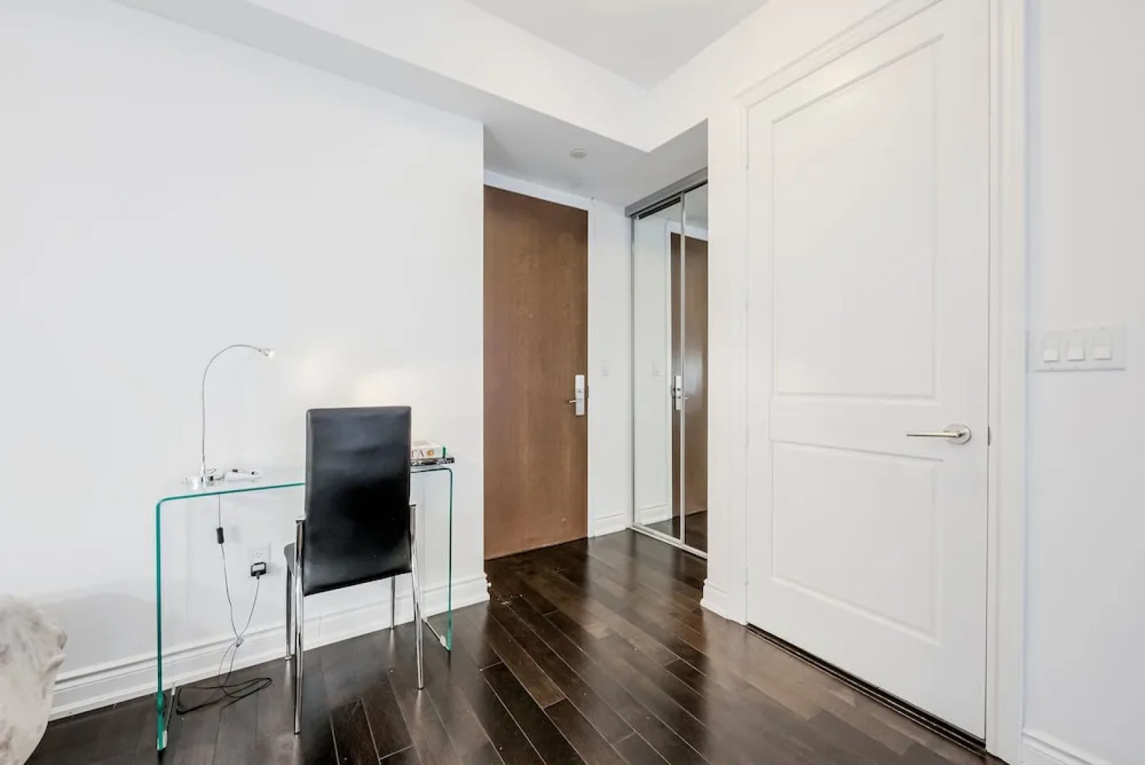 Atlas Suites - Bay & College