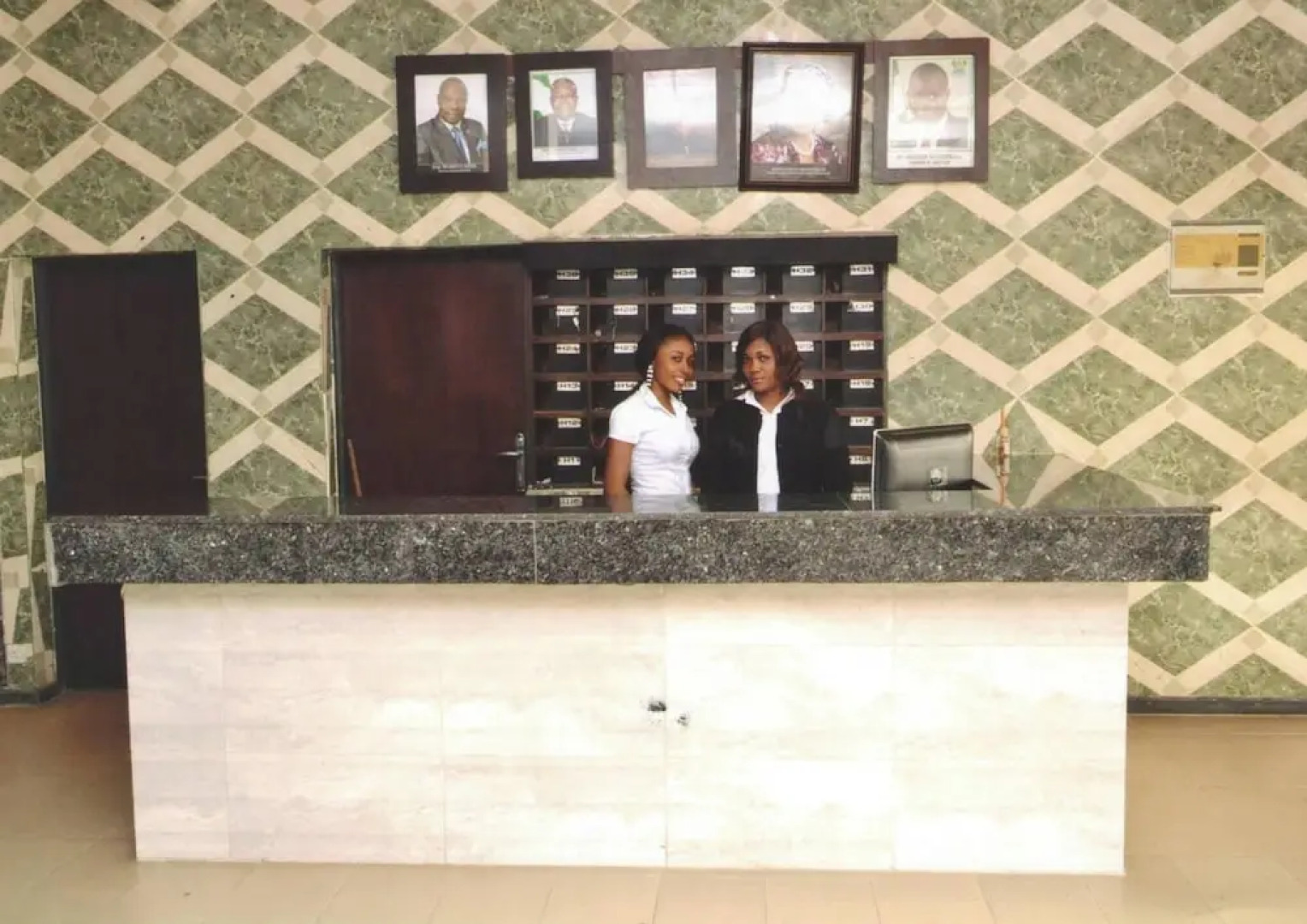 Naptin Executive Hotel And Suites