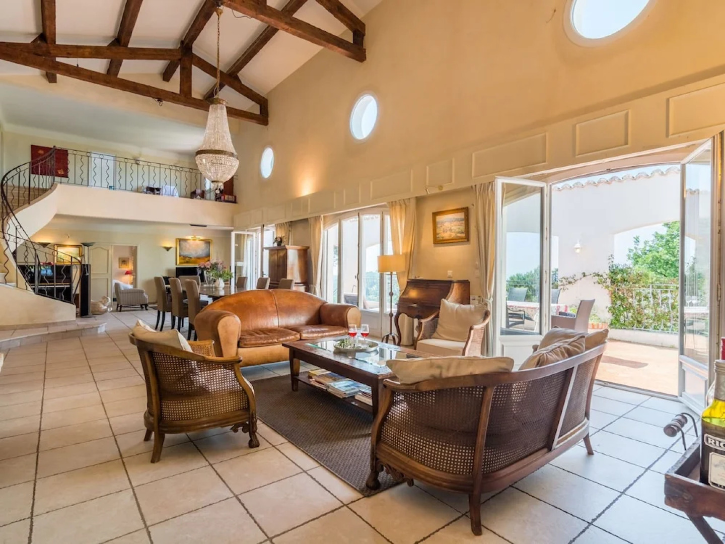 Spacious Villa in La Gaude With Swimming Pool