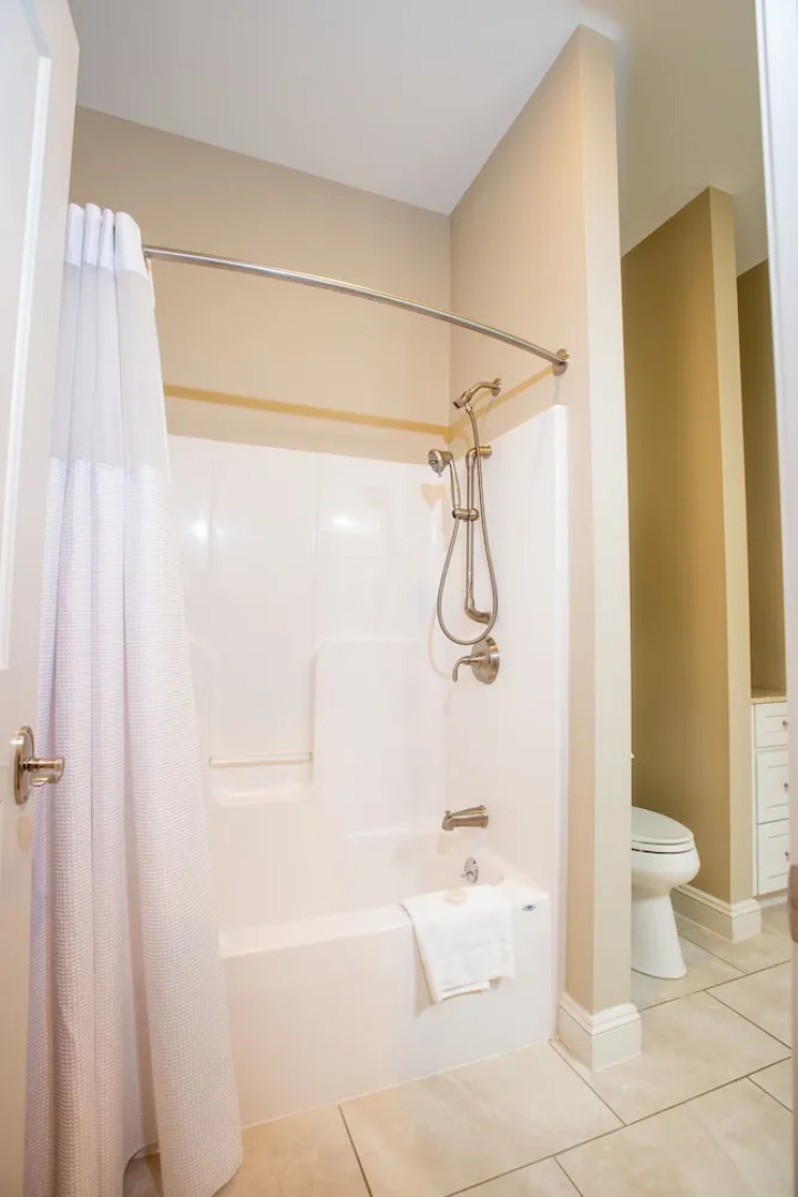 Capital Resorts - 84 Main