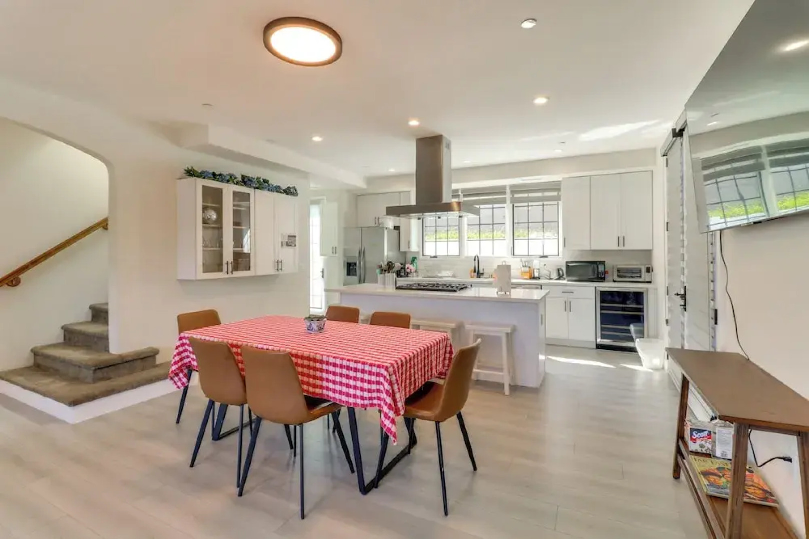 Shop, Dine & Explore Pasadena! The Lincoln Home