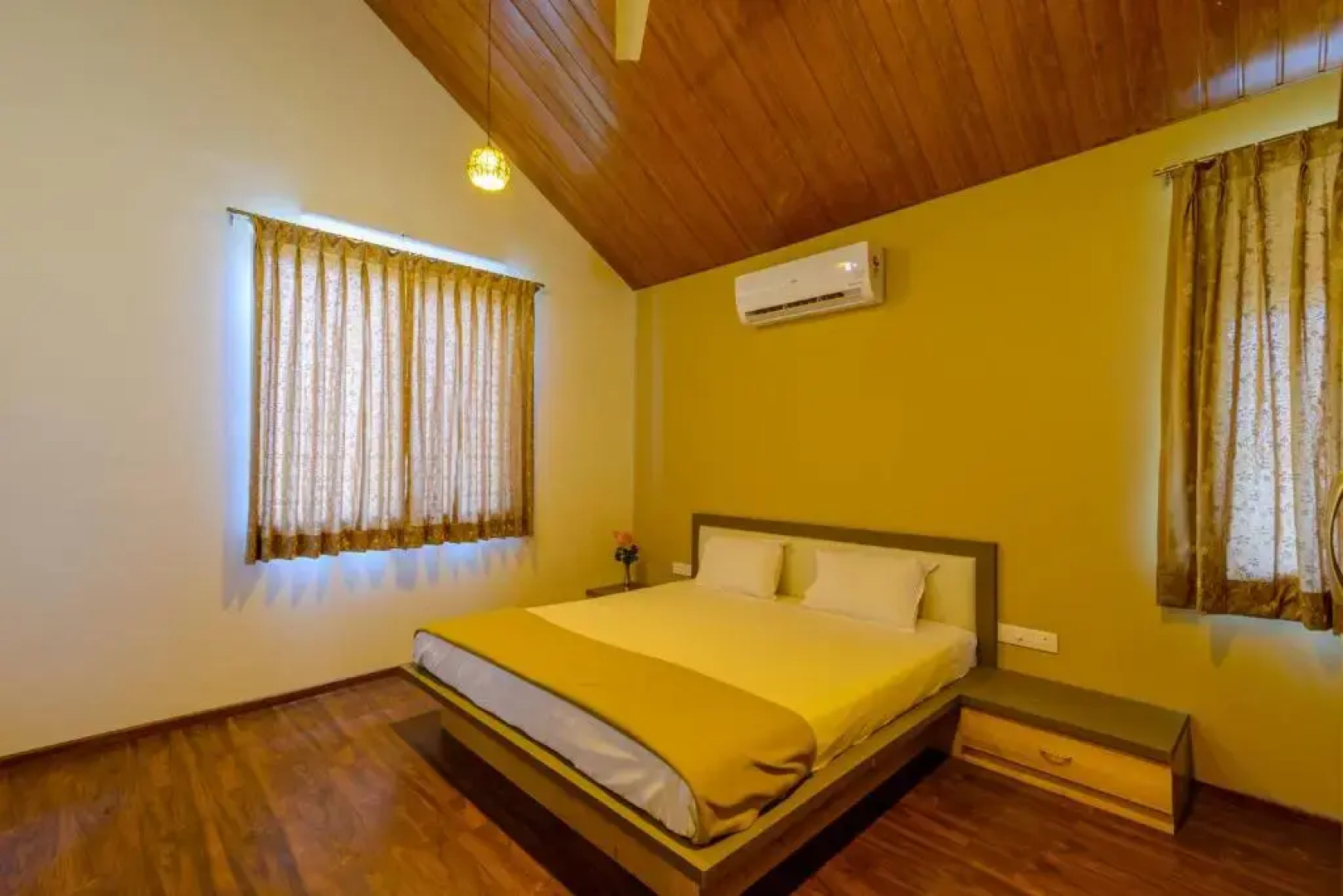 Lake View Holiday Villa Near Sula Wine Yard With 3 BdRms