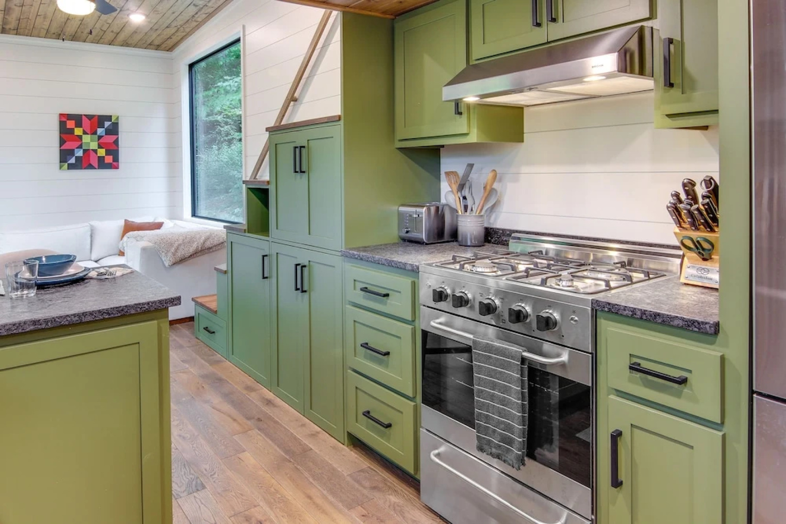 Upscale + Modern Tiny Cabin on Cane River!