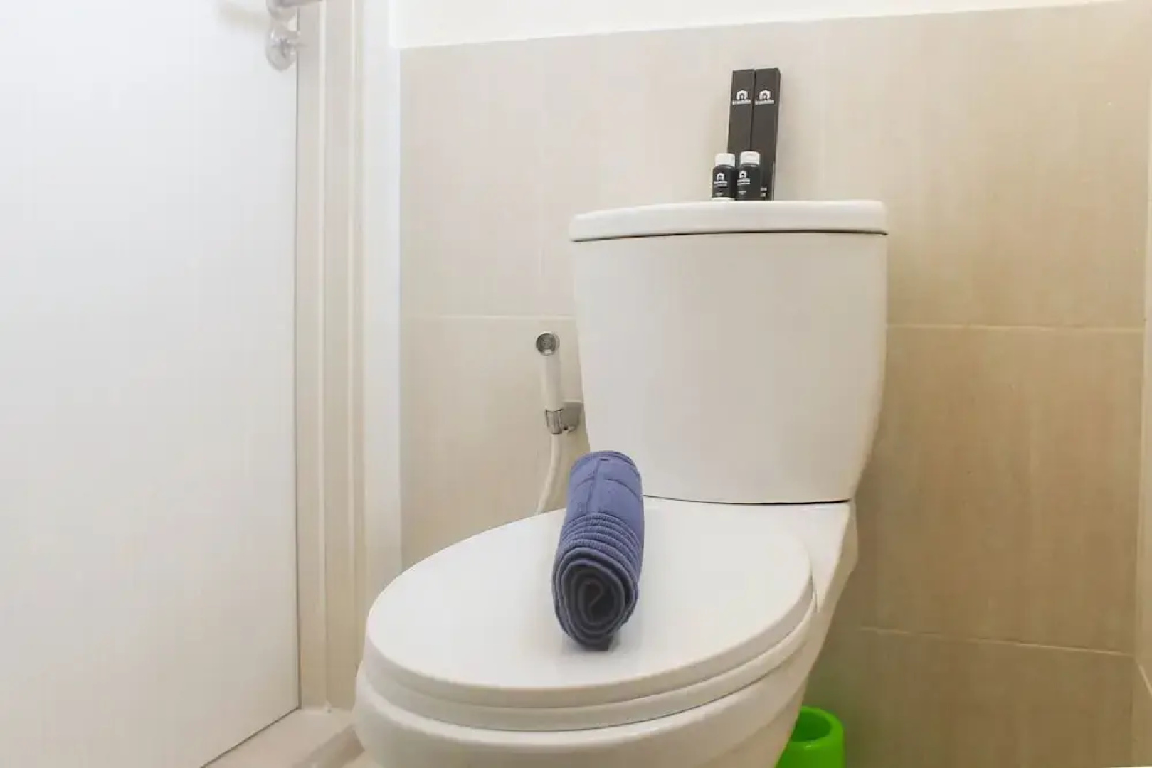 Comfort 1Br At Meikarta Apartment