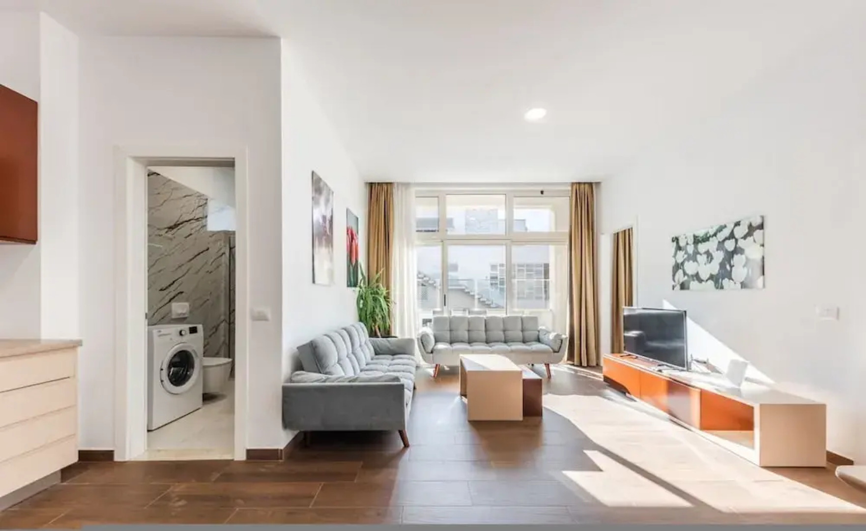 Spacious Apartment by the Beach - Tulipani