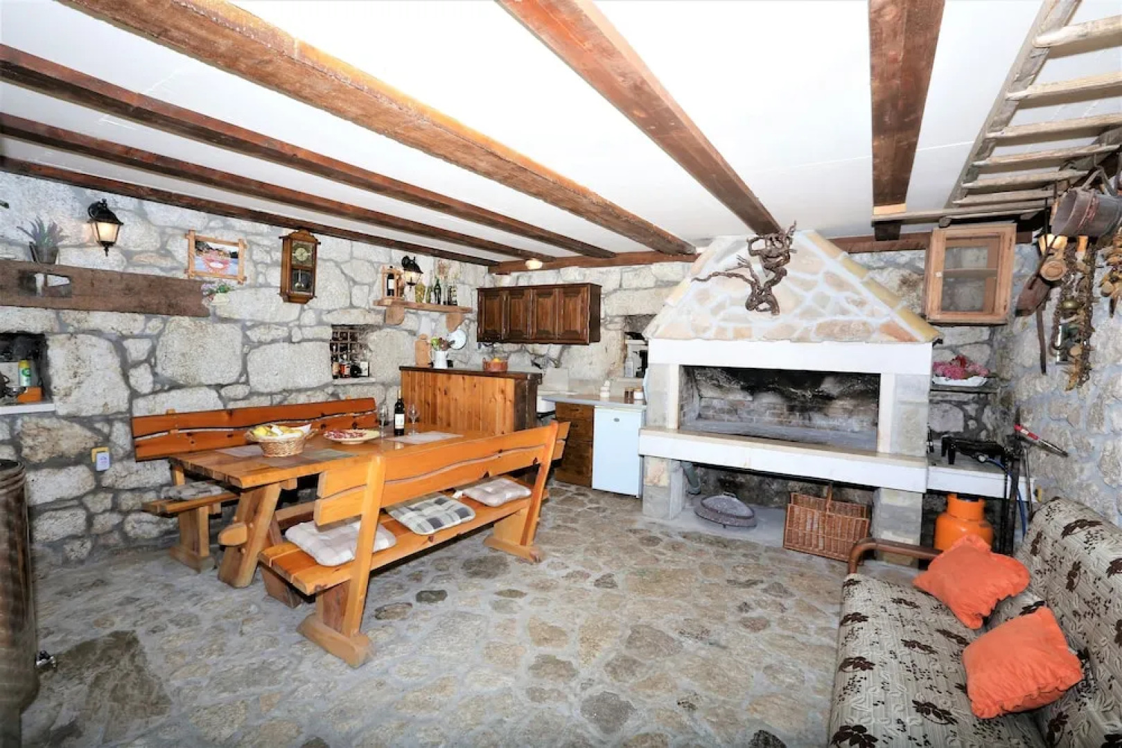 Holiday house in stone with heated pool