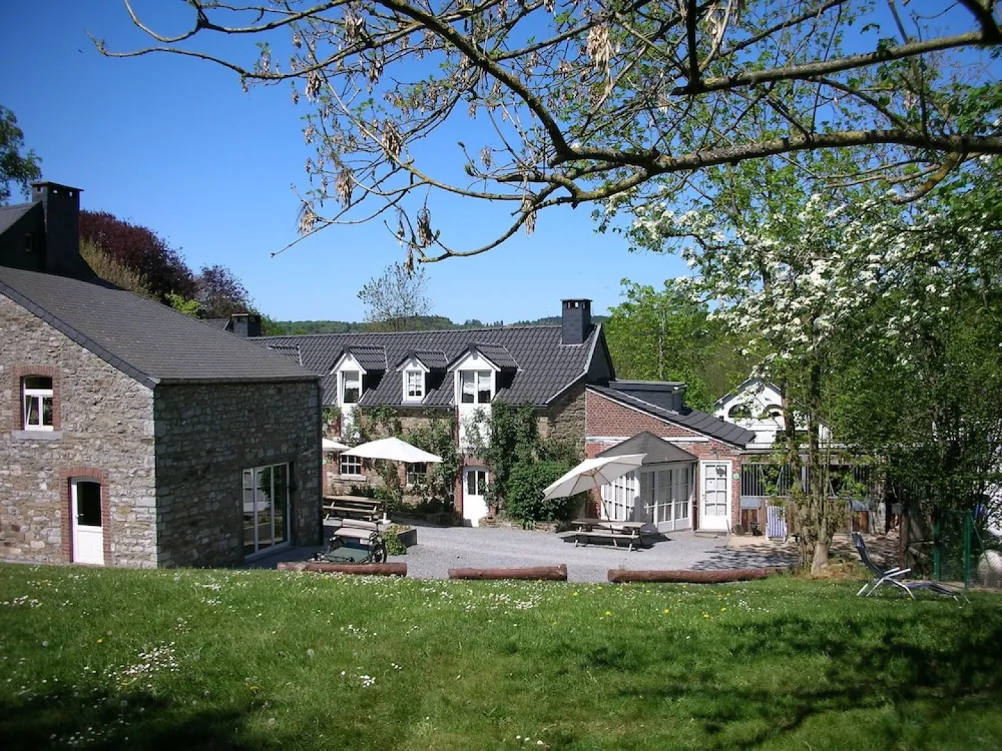 Romantic Cottage in Ferrières With Barbecue