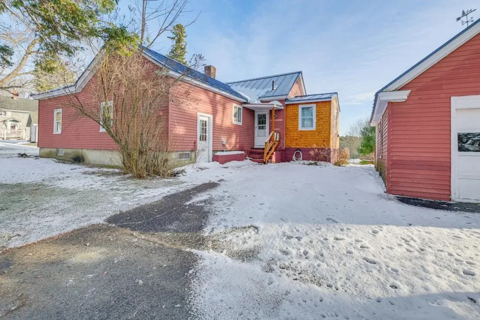 Close to Dtwn Bangor: Inviting Maine Home