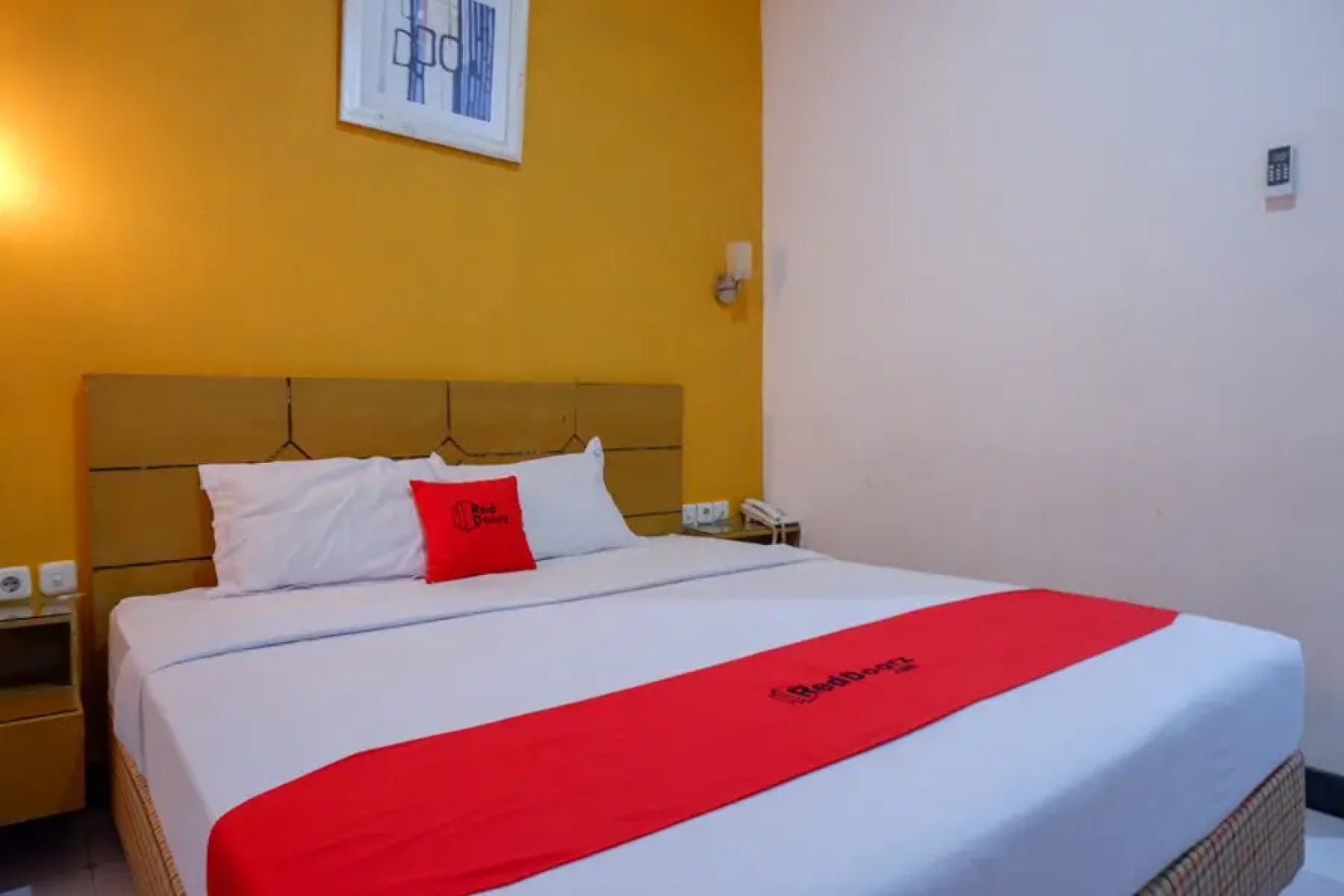 RedDoorz near Monumen Habibi Ainun