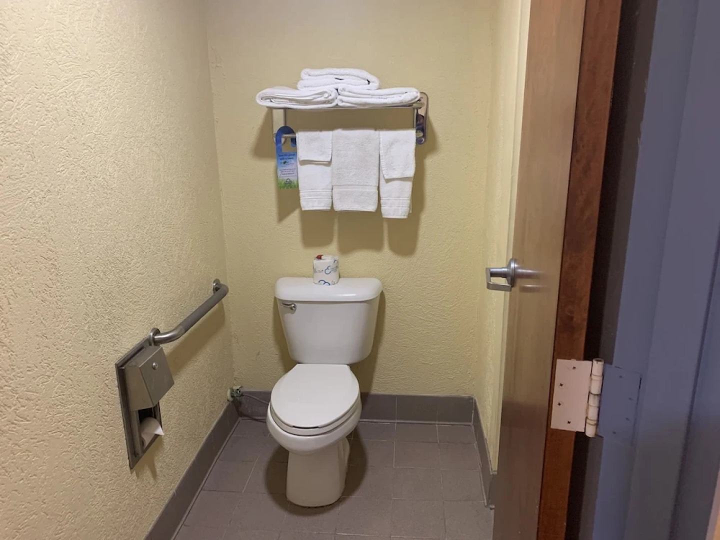 Days Inn & Suites by Wyndham Savannah Gateway I 95 And 204