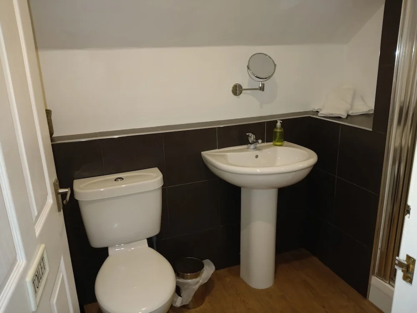 5 Bedrooms/sleeps 10-12/free Wifi & Parking/garden