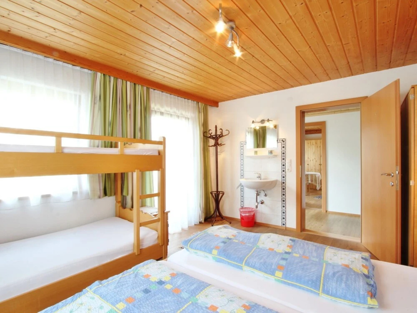 Spacious Apartment in Neukirchen am Großvenediger With Pool