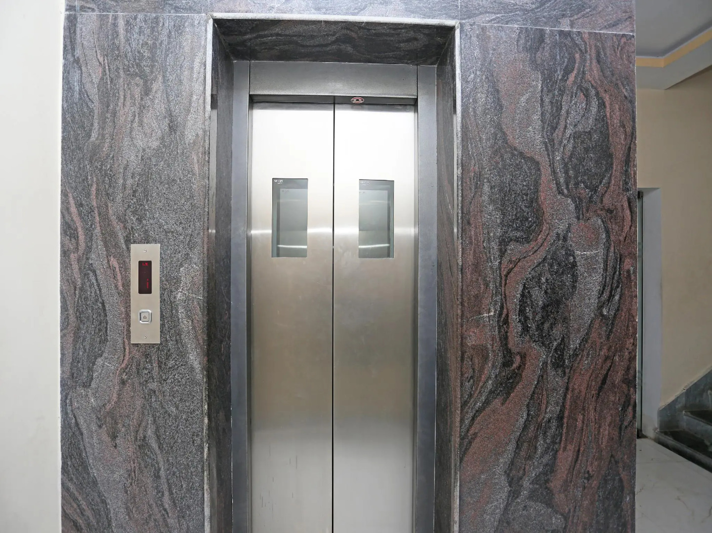 OYO 28336 Hotel Girish