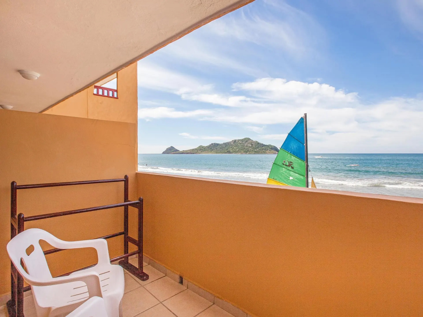 Costa De Oro Beach Hotel