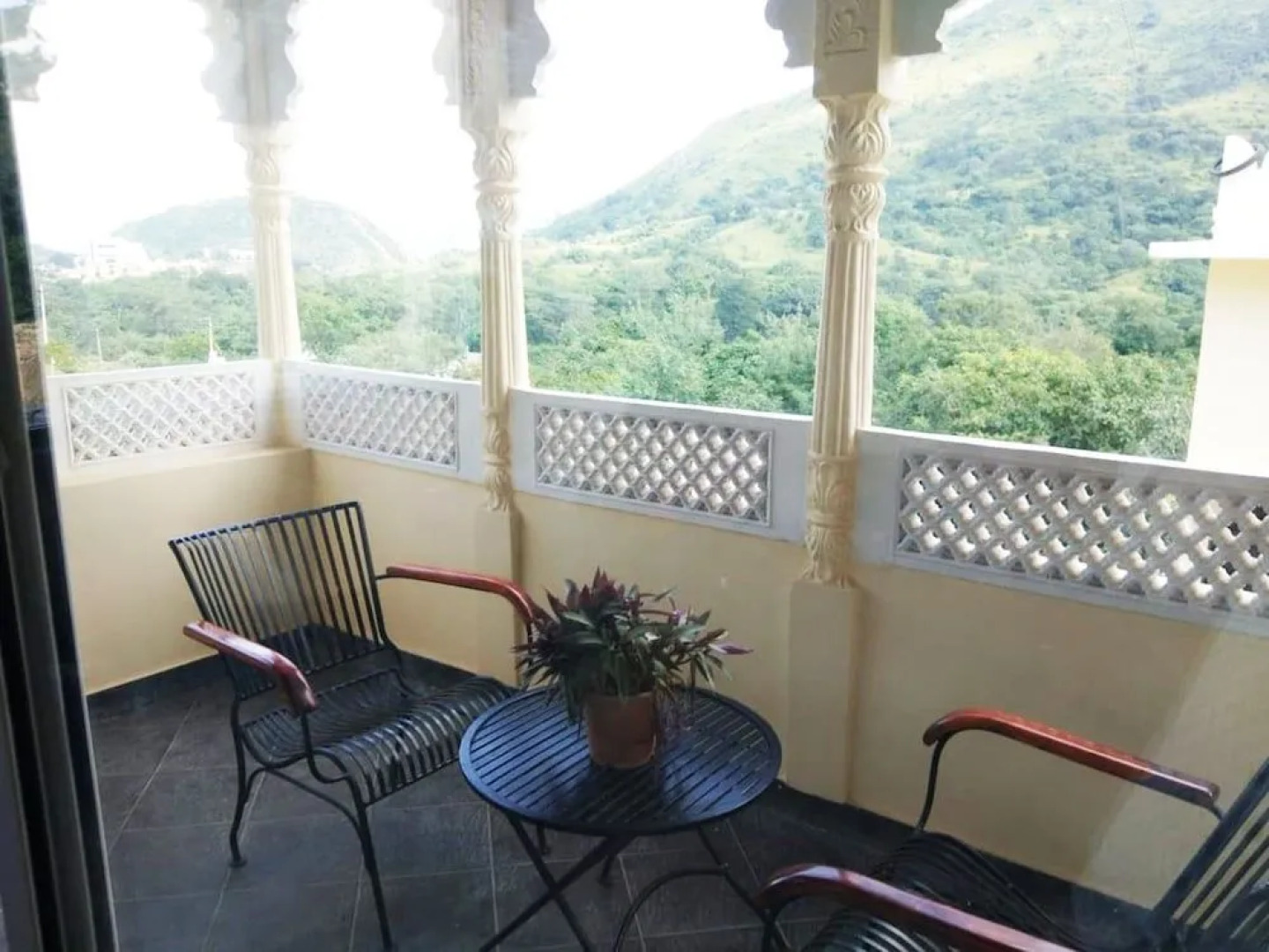 Golden Hands - Palace Raj Kumbha