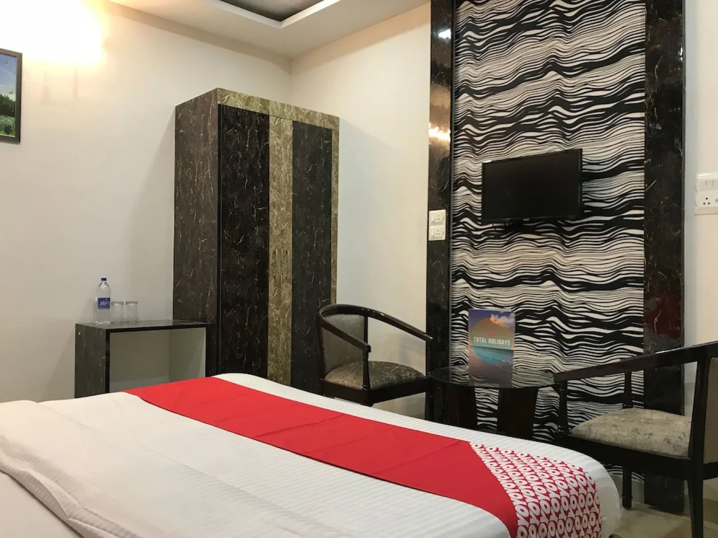 OYO 15771 4 Season Hotel