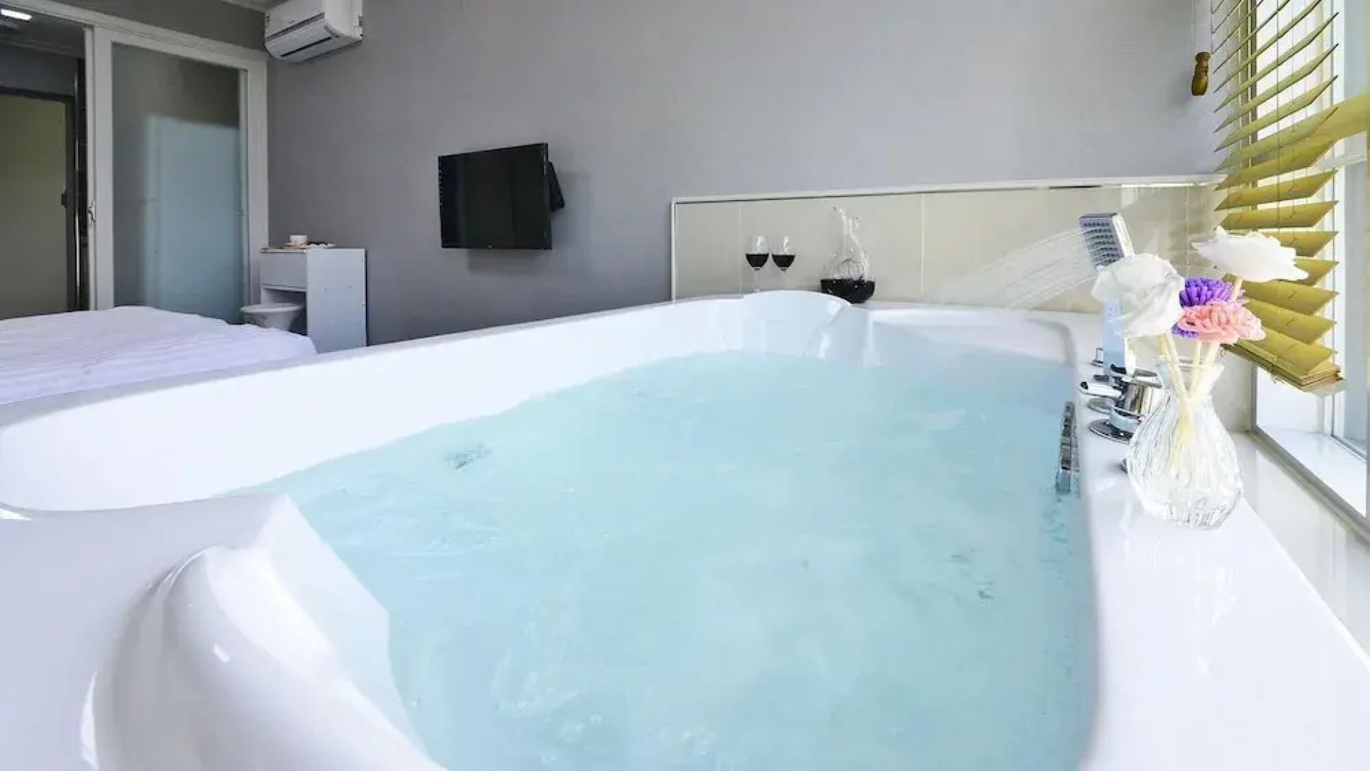 Janghohang J Story Spa Pension