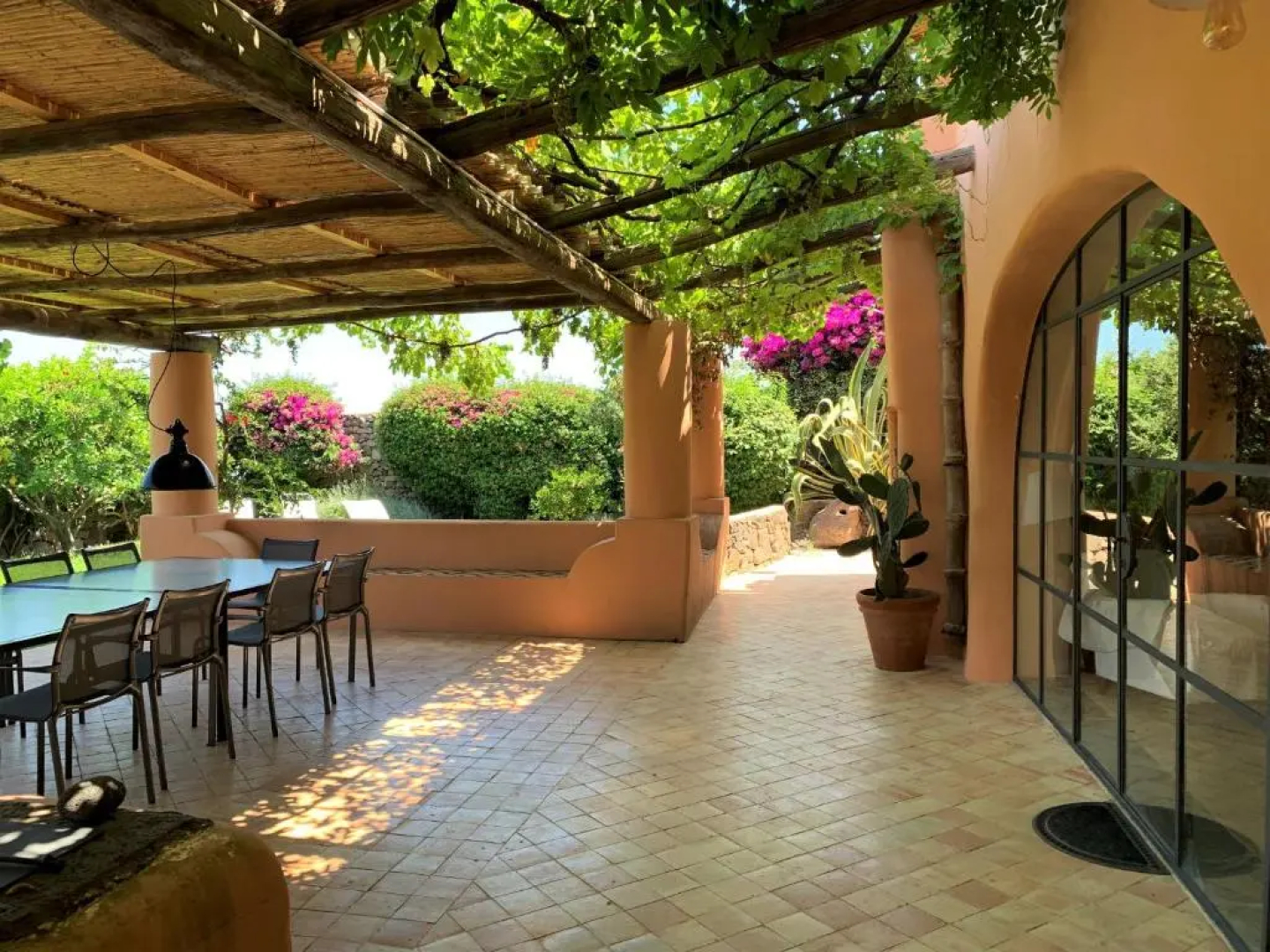 Villa Egea, elegante villa Eoliana dell'800 immersa in un curato giardino