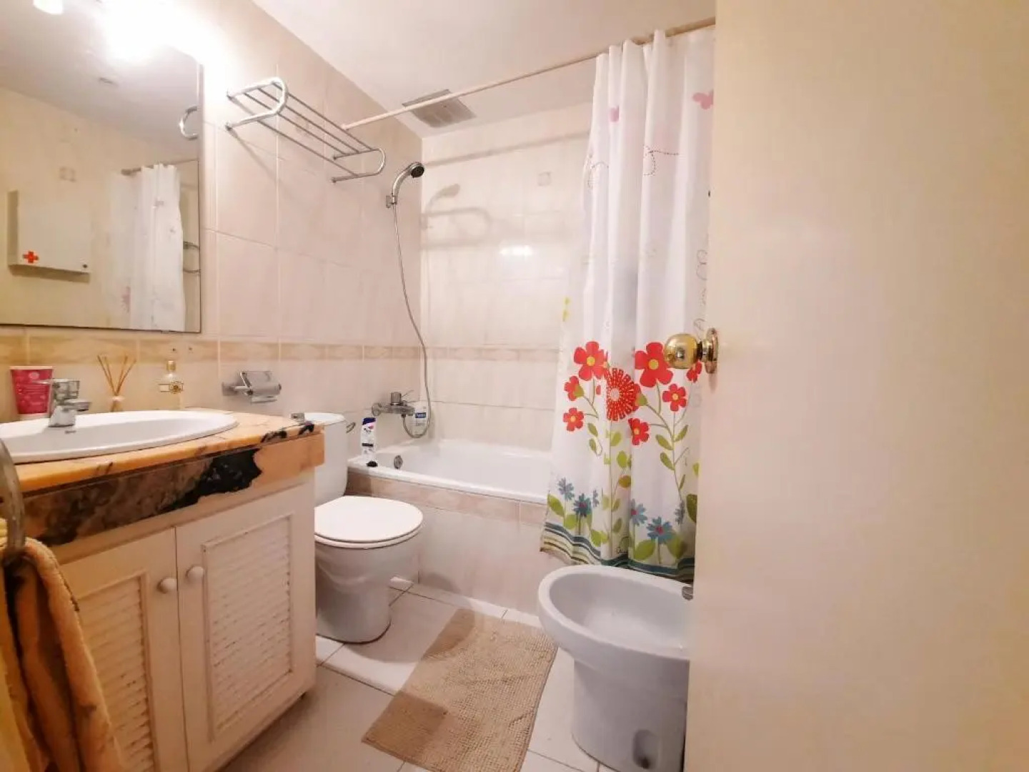 Cosy house with garden infront of the sea