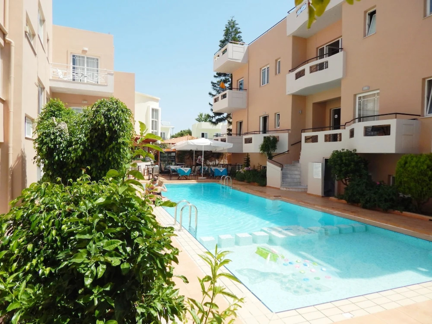 Apollon Studios & Apartments