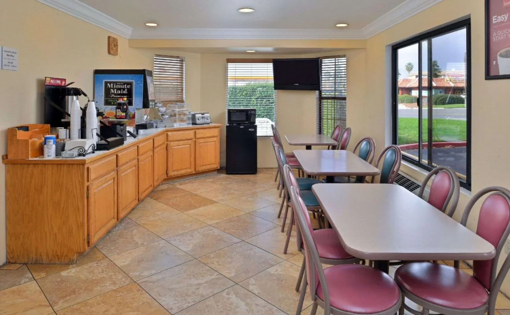 Econo Lodge Inn & Suites